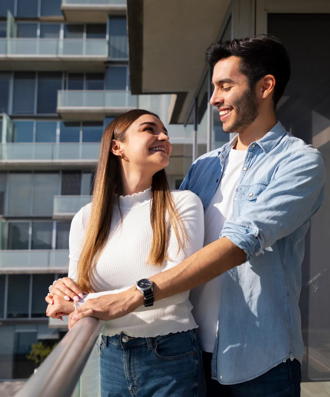 Casal feliz com chaves da casa nova